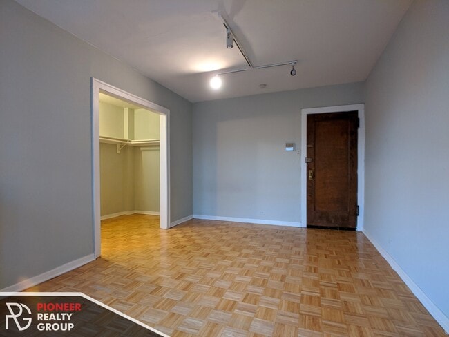 Building Photo - 717 W Belmont Ave