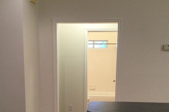 Baño del pasillo - 3104 Northwest Blvd