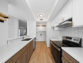 Building Photo - 2139 Lake Village Dr