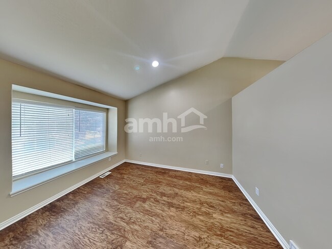 Foto del edificio - 2665 200 E