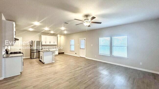 Building Photo - 5 Bed / 2 Bath Home with Fenced Yard & Garage / Pet-Friendly / Vouchers Accepted / Available Now!...