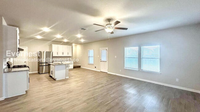 Foto del edificio - 5 Bed / 2 Bath Home with Fenced Yard & Garage / Pet-Friendly / Vouchers Accepted / Available Now!...