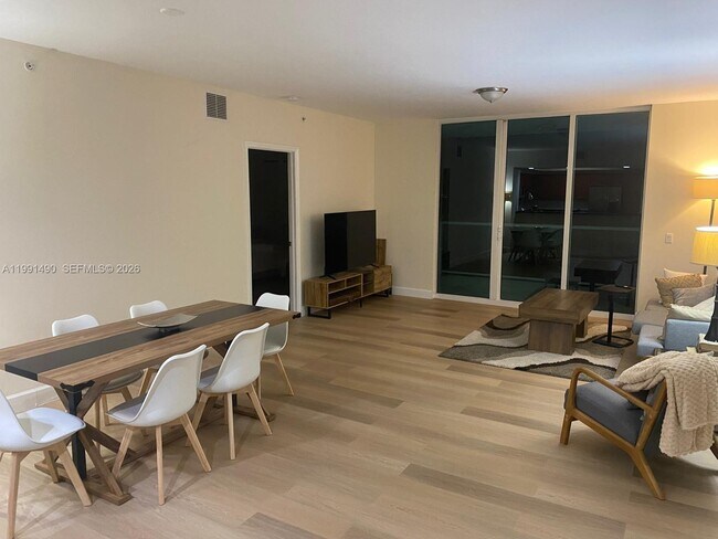 Foto del edificio - 15051 Royal Oaks Ln