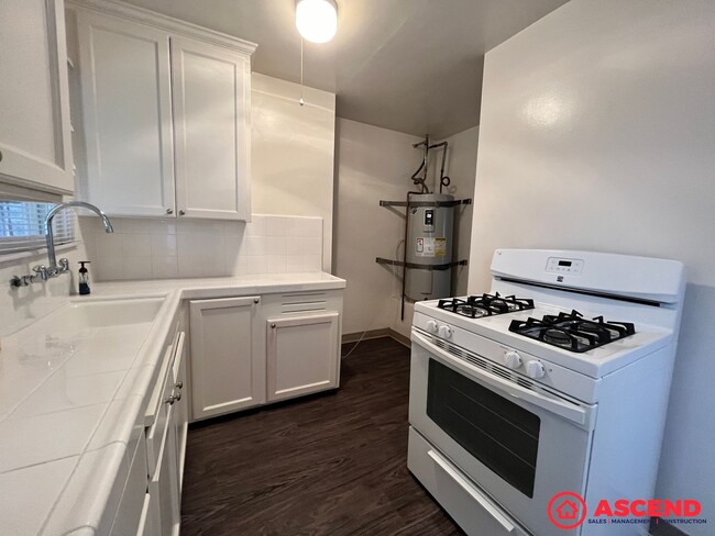 Building Photo - 3 Bedroom | 1 Bathroom - Bakersfield, CA