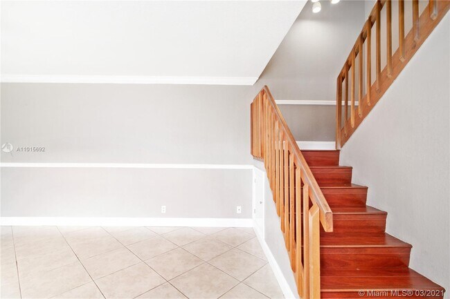 Building Photo - 2559 Camelot Ct