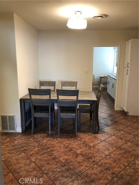Foto del edificio - 345 E College St