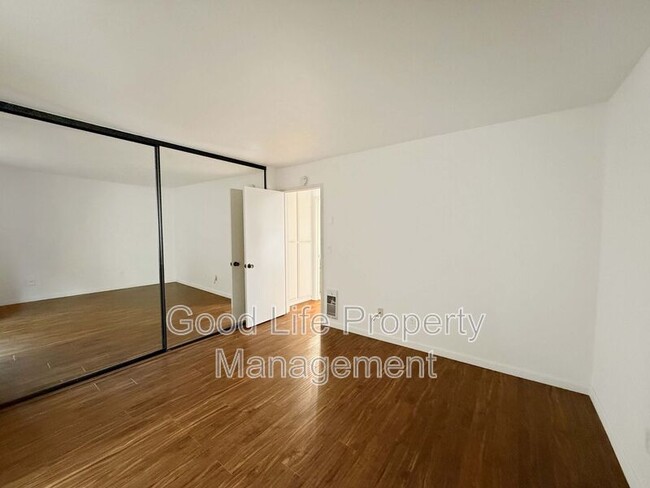 Building Photo - 4287 Fifth Ave