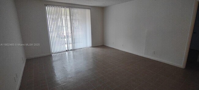 Foto del edificio - 4009 N University Dr