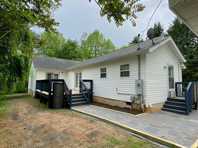 Building Photo - Spacious 4 bedroom 2 bathroom