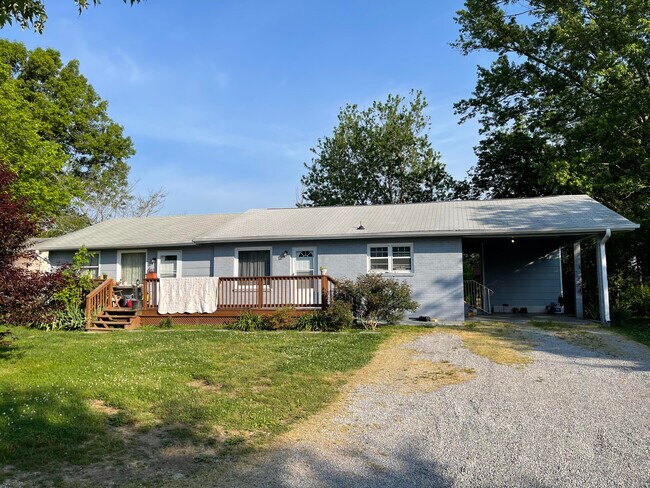 Duplex w/ covered parking - 7005 Washington Pike