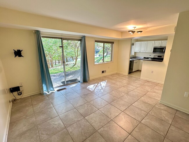 Building Photo - 1-bed/1-bath condo in Bethesda Parkside co...
