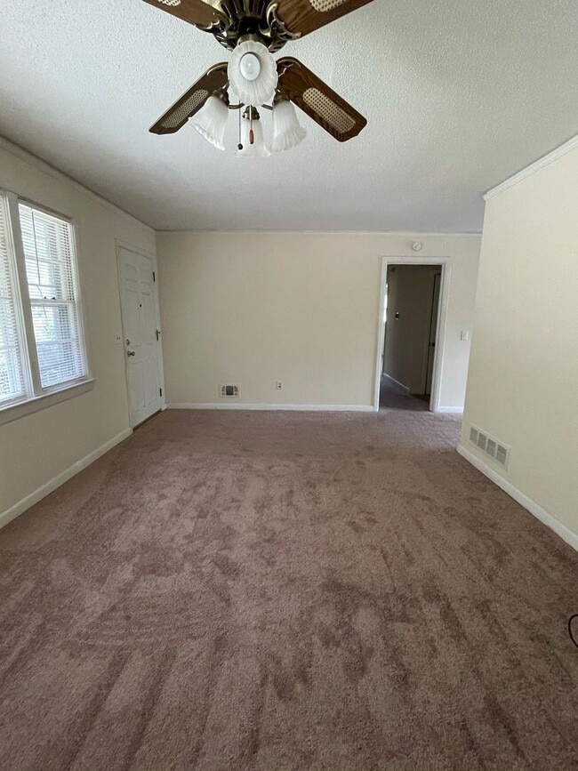 Building Photo - Forest Acres
