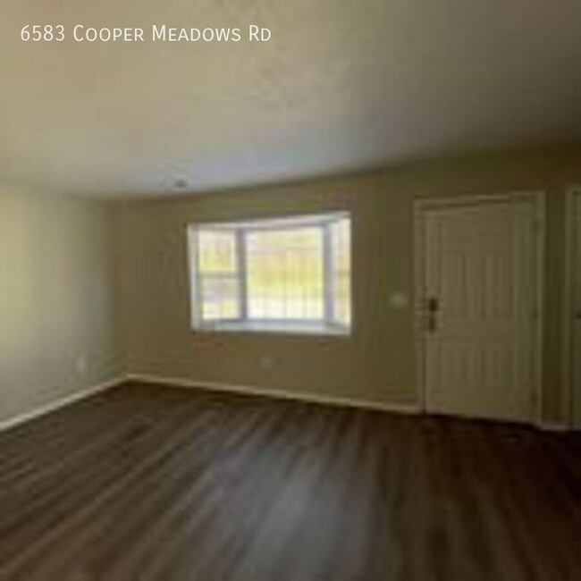 Building Photo - 2 Bed 2.5 Bath - Updated, Scenic, Convenient