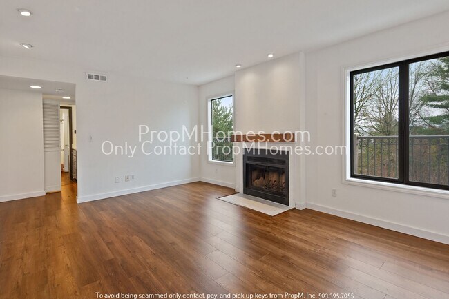 Building Photo - Discover Urban Elegance in Goose Hollow!