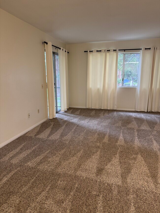 Large Living Room - 10737 San Diego Mission Rd