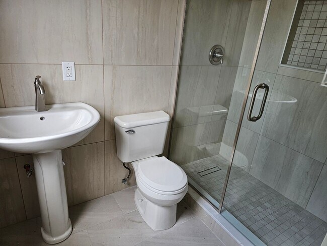 Foto del edificio - Large Updated 1 Bed Condo