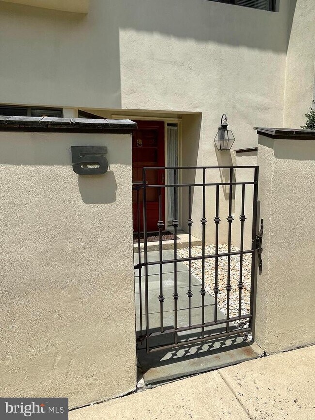 Foto del edificio - 100 Llanalew Rd