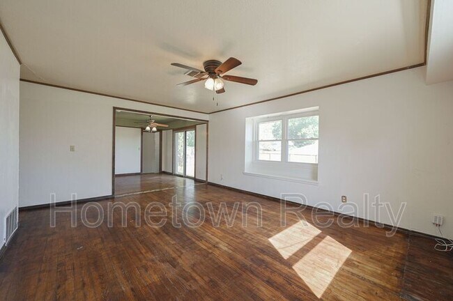 Building Photo - 1805 NE 53rd St
