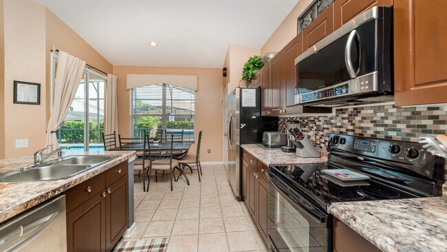 Building Photo - 8157 Fan Palm Way