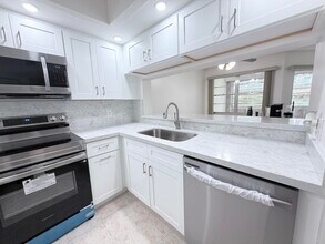 Building Photo - 1000 SW 125th Ave