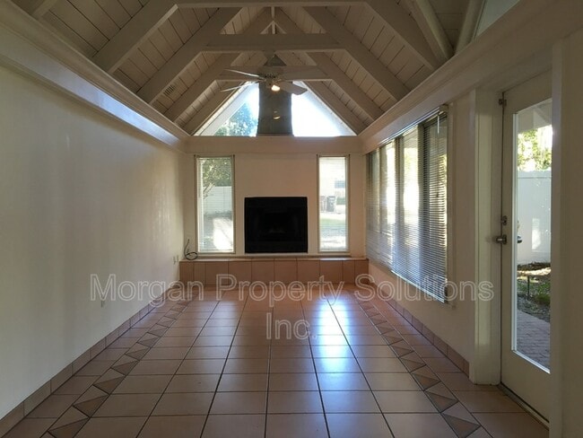 Building Photo - 1223 Poinsettia Ave