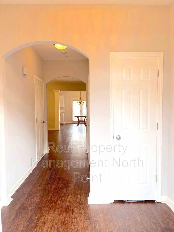 Photo - 2048 Lakeshore Overlook Dr House