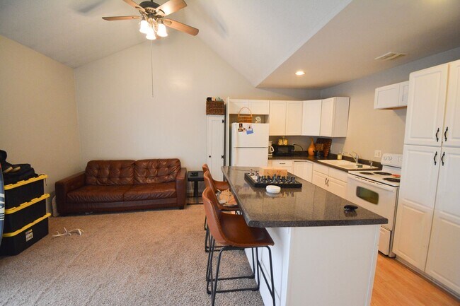 Foto del edificio - Adorable 2 bedroom home with garage just b...