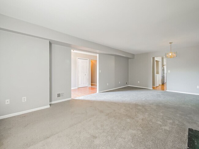 Foto del edificio - Bright and Spacious 2-Bed, 2-Bath Home in Lathrup Village!