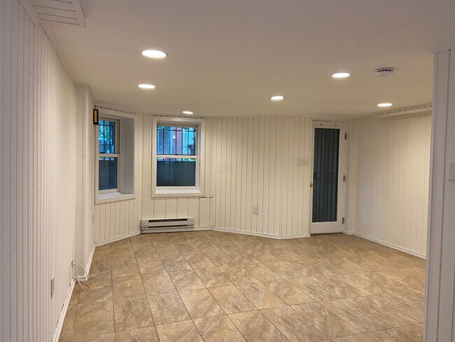 Sala de estar con vistas a la calle - 112 3rd St NE