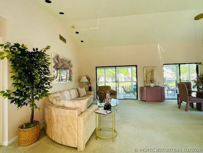 Foto del edificio - 10656 Tropic Palm Ave