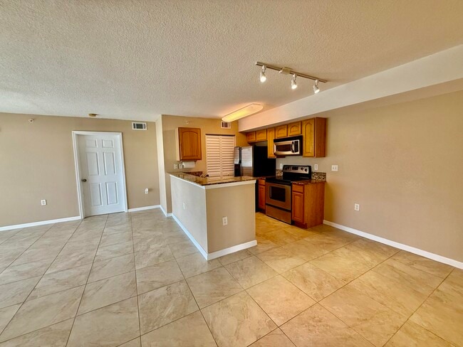 Building Photo - 301 SW Palm Dr