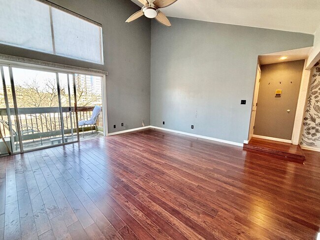 Foto del edificio - Top-Floor Plaza Condo with Vaulted Ceilings & Dual Balconies