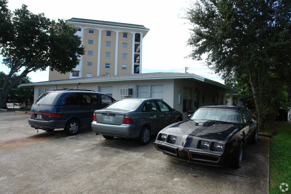 Building Photo - 521 W Barcelona Ave