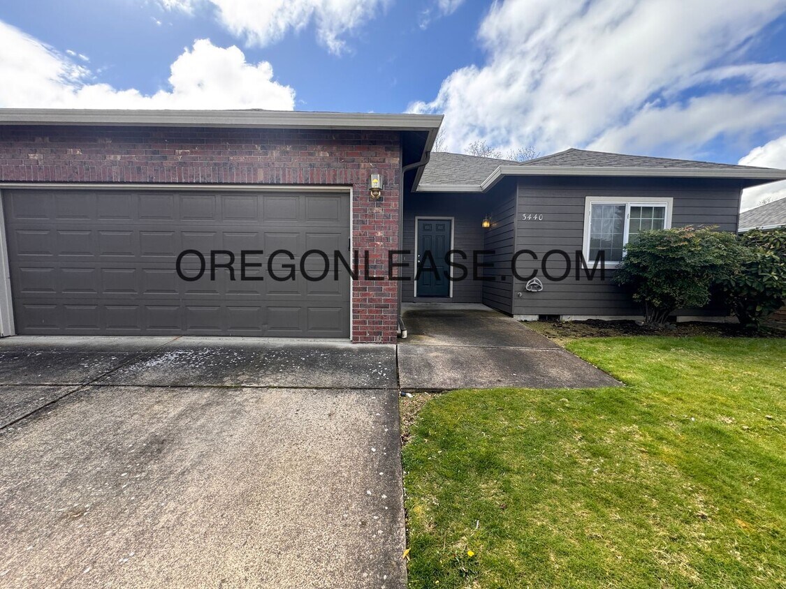 Foto principal - 3 bedroom North Eugene home with full size...