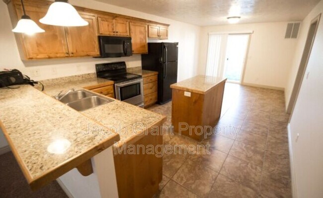 Building Photo - 454 E Center St