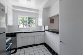 Building Photo - 1008 N Stanley Ave