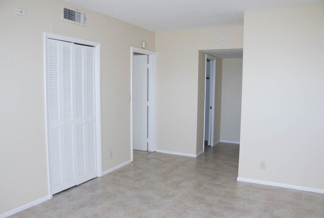 Building Photo - 2801 N Palm Aire Dr
