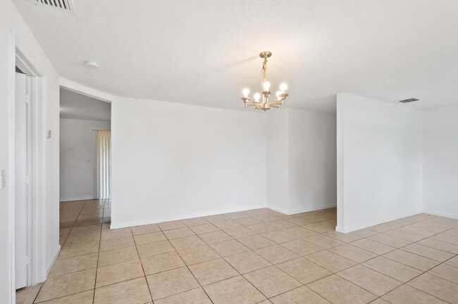 Building Photo - 4824 Bimini Cir N