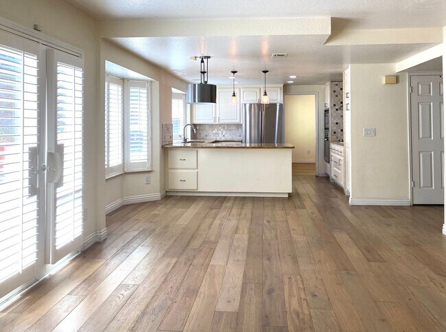 Foto del edificio - 5 Bedroom 3 Bathroom Executive Home in Weibel Fremont!