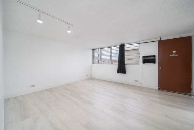 Building Photo - Upgraded Condo w/ Assigned Parking Near H1...