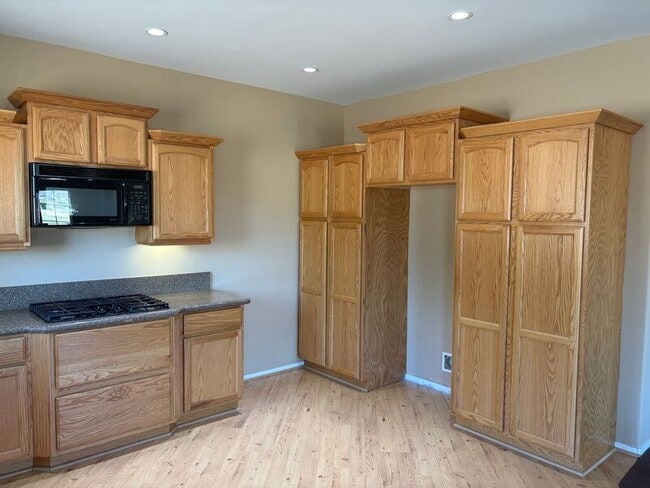 Building Photo - 32596 Galleano Ave