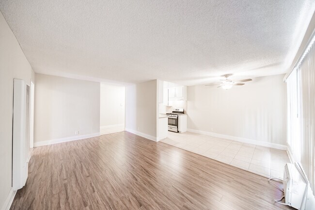 Foto del edificio - 5851 Hazeltine Ave