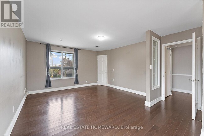 Photo du bâtiment - 983 Victoria Park Ave