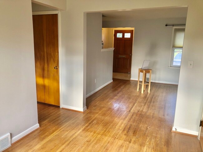 Building Photo - 129 Roselawn Cres