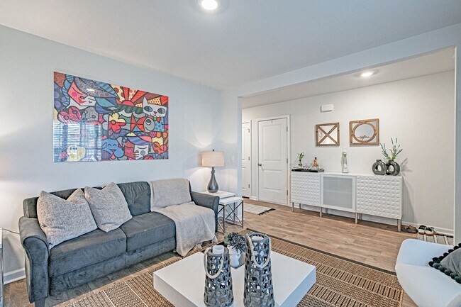 Foto del edificio - Spacious 4 bed, 2.5 bath Home with Neighbo...