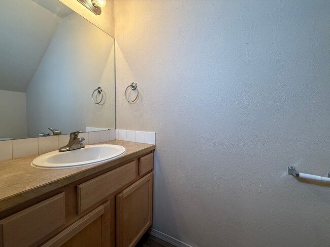 Building Photo - CHECK OUT THIS SPACIOUS TOWNHOUSE IN REDMO...