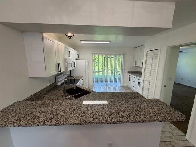 Foto del edificio - 121 Reserve Cir