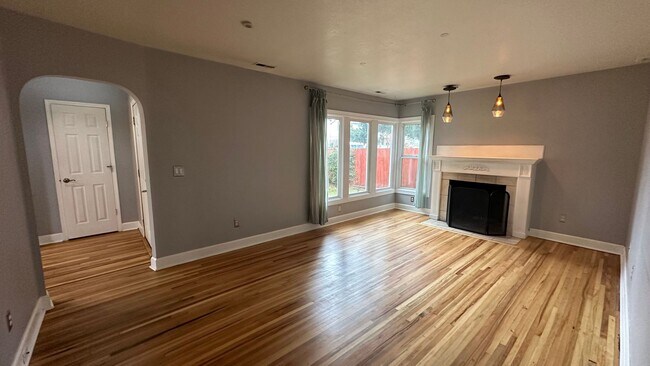 Foto del edificio - Portland Original Bungalow! Hardwoods, Lar...