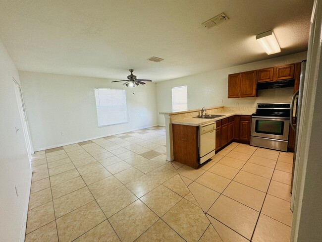 Building Photo - Charming 4 beds 2 baths in Poinciana