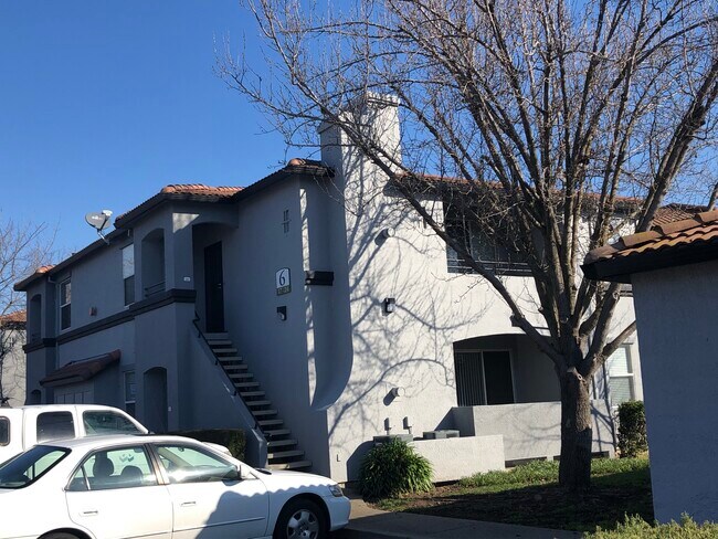Building Photo - 5201 Laguna Oaks Dr